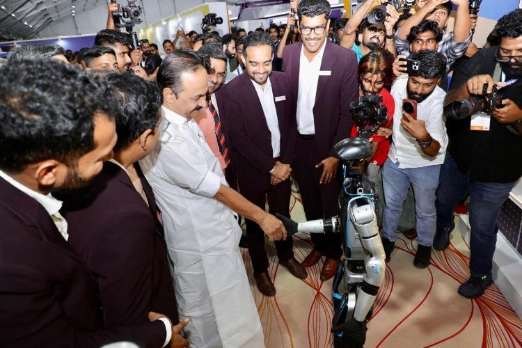 വൈദ്യുതി പ്രതിസന്ധിയെ തളര്‍ച്ചയായി കാണാതെ  പവര്‍ മാനേജ്‌മെന്റില്‍ സമഗ്ര മാറ്റങ്ങളുണ്ടാകും: മുഖ്യമന്ത്രി