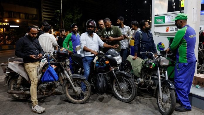 വിവാഹത്തിന് ഒരു വിഭവം മാത്രം, വിദേശയാത്രാ വിലക്ക്, പാക്കിസ്ഥാന്‍ മുണ്ട് മുറുക്കുന്നു