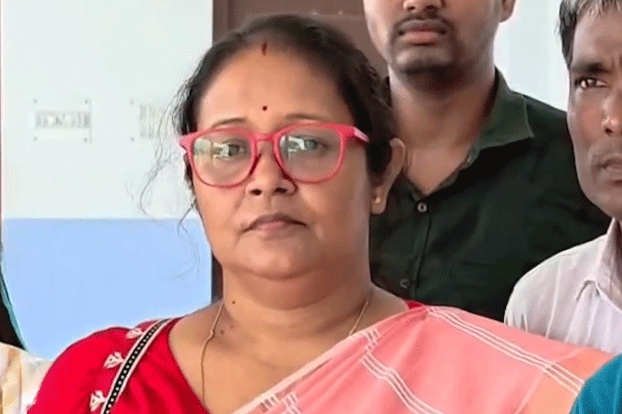 തൃണമൂല്‍ സ്ഥാനാര്‍ഥി കൂറുമാറി, കോണ്‍ഗ്രസ് സ്ഥാനാര്‍ഥി അറസ്റ്റില്‍