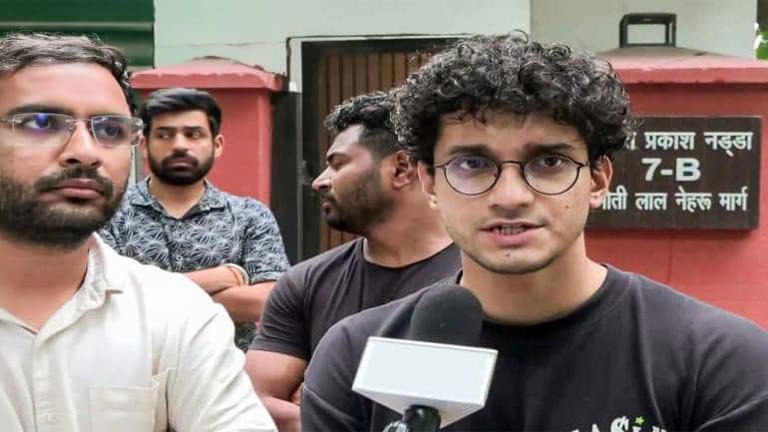 ഇതാണ് കോണ്‍ഗ്രസിന്റെ തകരാറ്, തെളിവ് നിരത്തി കോക്ക്‌റോച്ച് പാര്‍ട്ടി