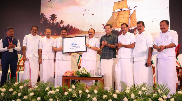 ഇന്റര്‍നാഷണല്‍ മാരിടൈം മ്യൂസിയം ആന്‍ഡ് ഓഷ്യനേറിയം പദ്ധതിയുടെ ലോഗോ മുഖ്യമന്ത്രി പ്രകാശനം ചെയ്യുന്നു.