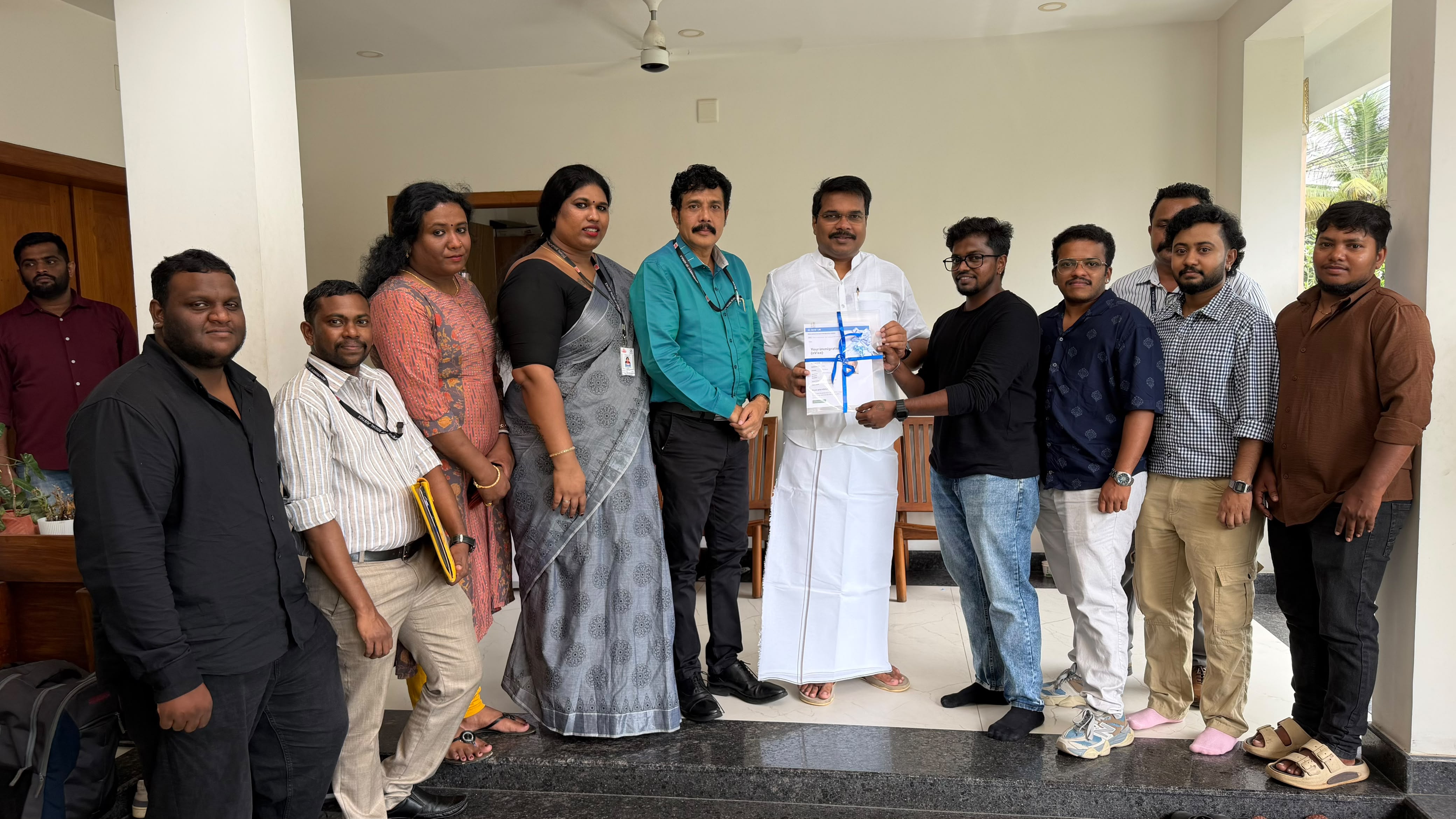  ട്രാൻസ്‌ജെൻഡർ വിദ്യാർത്ഥികൾക്ക് വിദേശപഠനം: ധനസഹായവും യാത്രാരേഖകളും കൈമാറി സാമൂഹ്യനീതി വകുപ്പ്