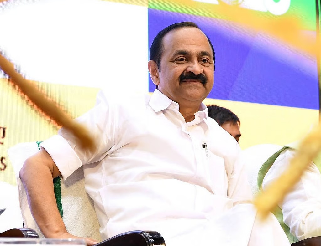 സര്‍ക്കാരിനെ വിടാതെ യാത്രാ വിവാദം, കൂടുതല്‍ മന്ത്രിമാര്‍ വിദേശത്തേക്ക്