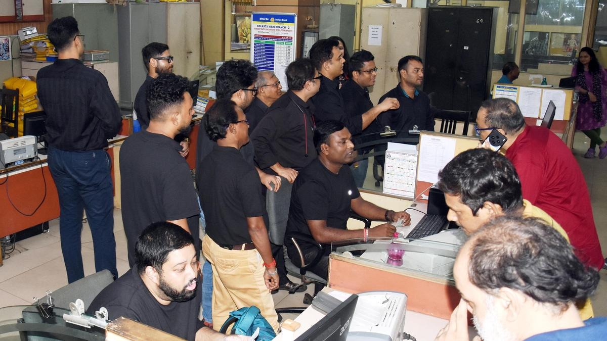 ബാങ്ക് പണിമുടക്ക് മാറ്റിവച്ചു;  ഐ.ബി.എയുമായി ധാരണ