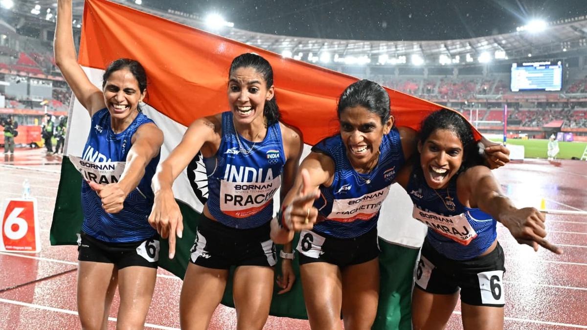 ട്രാക്കിലെ കാത്തിരിപ്പിന് അന്ത്യം,  റിലേയില്‍ ഇന്ത്യക്ക് സ്വര്‍ണം