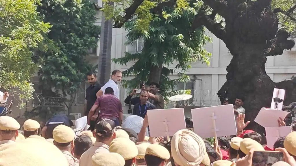 ദല്‍ഹിയില്‍ തെരഞ്ഞെടുപ്പ് കമ്മിഷന്റെ ഓഫീസിലേക്ക് ഇന്ത്യാ സഖ്യത്തിന്റെ മാര്‍ച്ച്; ബാരിക്കേഡിന് മുകളില്‍ കയറി രാഹുല്‍ ഗാന്ധി, നേതാക്കള്‍ കസ്റ്റഡിയില്‍   