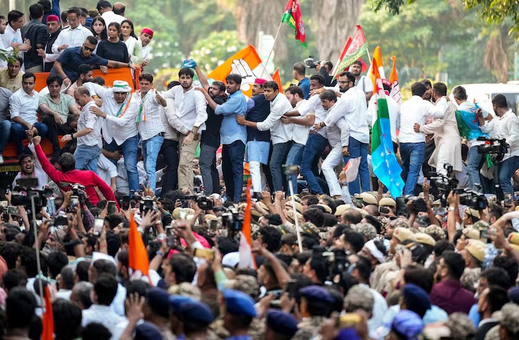 ഡല്‍ഹി സമരം: സുപ്രീം കോടതിയില്‍  കേസുകളുടെ പൊടിപൂരം, രാഹുലിന് ചീഫ് ജസ്റ്റിസിന്റെ വിമര്‍ശം