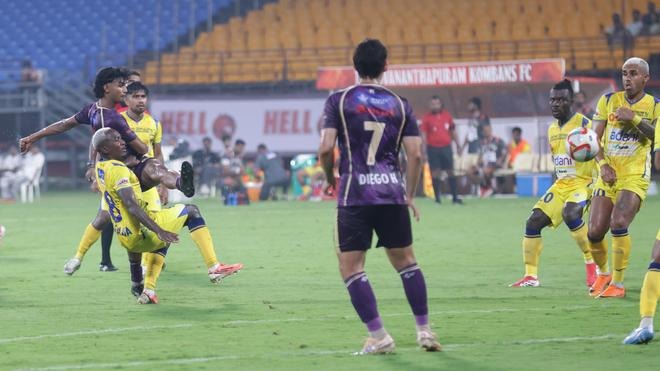 കൊമ്പനെ മുട്ടുകുത്തിച്ച് ഫോഴ്‌സ, മറുപടിയില്ലാത്ത മൂന്നു ഗോളിന് ജയം