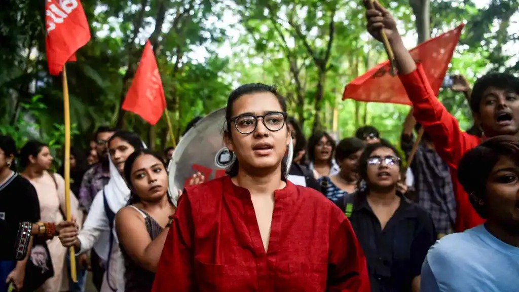 ബോണ്ട് ഒപ്പിടണമെന്ന് നോട്ടീസ്; ചോദ്യം ചെയ്ത് നേഹ ബോറ കോടതിയില്‍