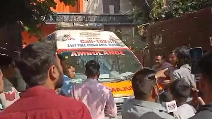 ഡല്‍ഹിയില്‍ സ്‌കൂളിനുള്ളില്‍ പന്ത്രണ്ടാം ക്ലാസ് വിദ്യാര്‍ത്ഥിനി സ്വയം തീക്കൊളുത്തി