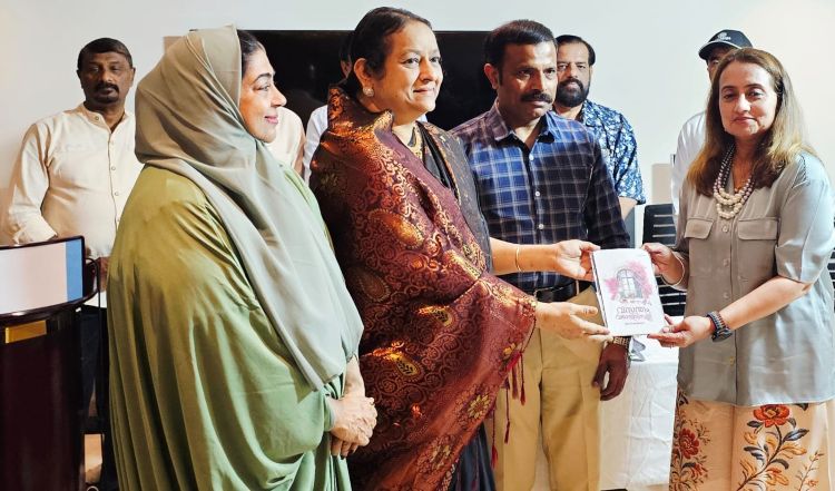 ഡോ. ഇന്ദു പ്യാരി മിര്‍സക്കും സലീന മുസാഫിറിനും നല്‍കി പ്രകാശനം നിര്‍വഹിക്കുന്നു.