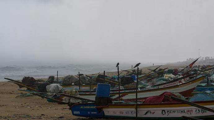 അര്‍ണബ് ചുഴലിക്കാറ്റ് അതിതീവ്ര ചുഴലിക്കാറ്റാകാന്‍ സാധ്യത; ആന്ധ്രാതീരത്തേക്ക് അടുക്കുന്നു, നാല് സംസ്ഥാനങ്ങളില്‍ അതിജാഗ്രതാ നിര്‍ദേശം